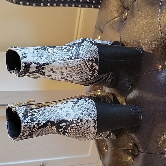 LAST CHANCE! Snakeskin Print Ankle Boots - Picture 13 of 14